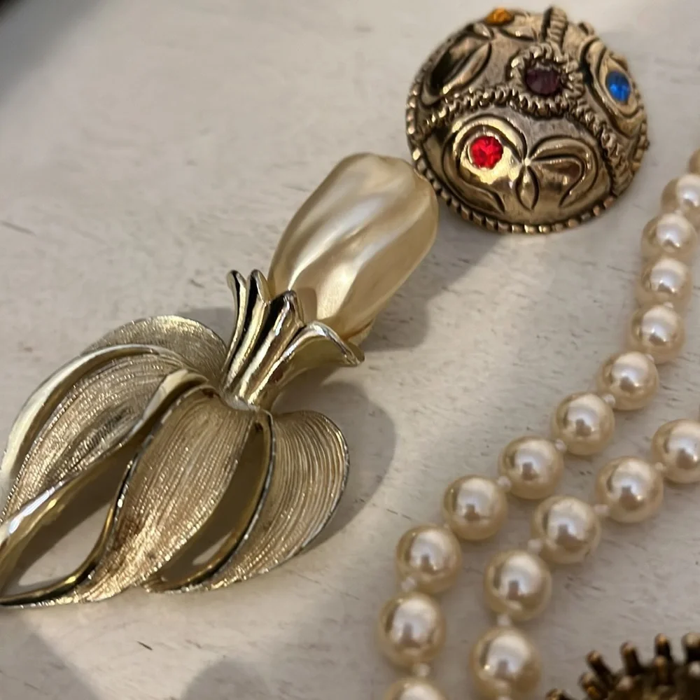 designer costume jewelry brooches necklace mod dep Sarah danecraft avon lot